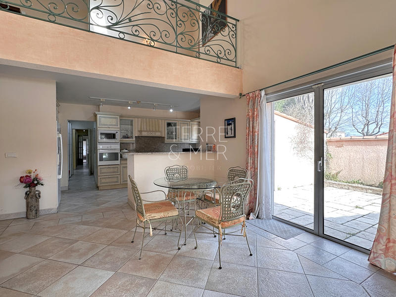 Maison - 240 m² - 7 pièces