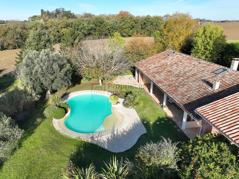 Maison - 225 m² - 7 pièces