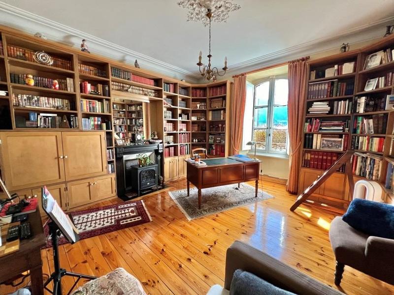 Maison - 232 m² - 11 pièces