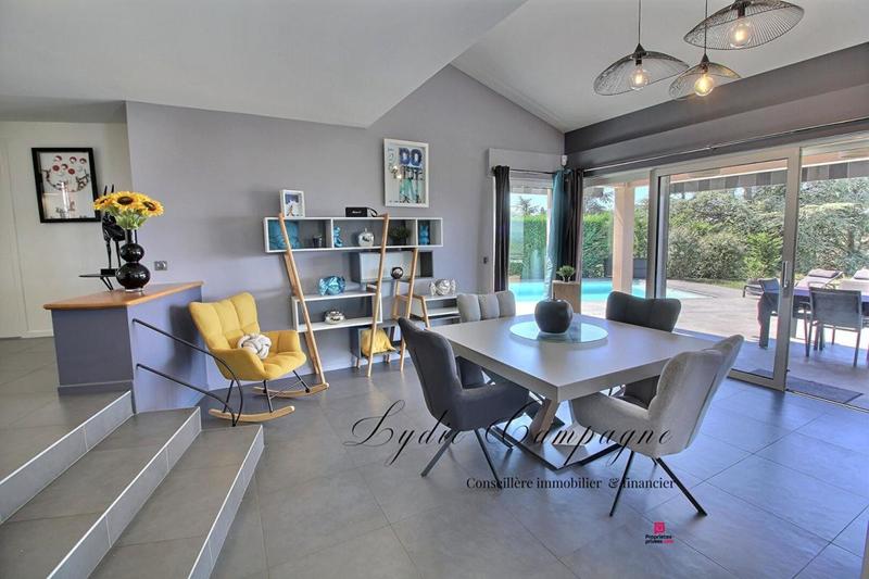 Demeure - 215 m² - 9 pièces