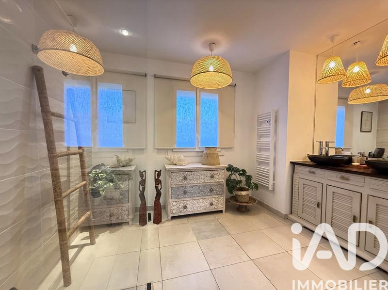 Maison - 237 m² - 6 pièces