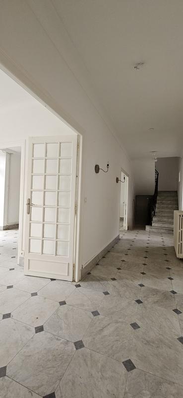 Maison - 203 m² - 9 pièces