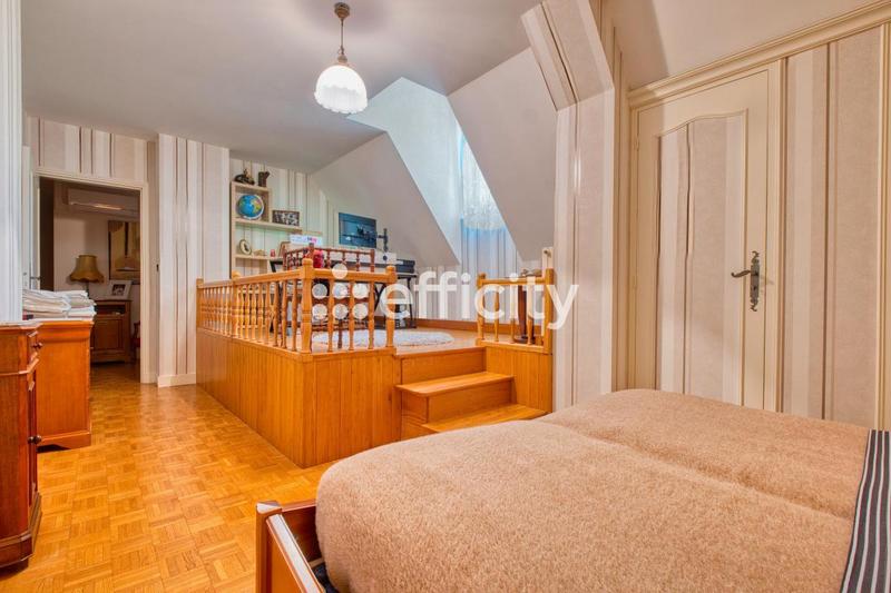 Maison - 200 m² - 8 pièces