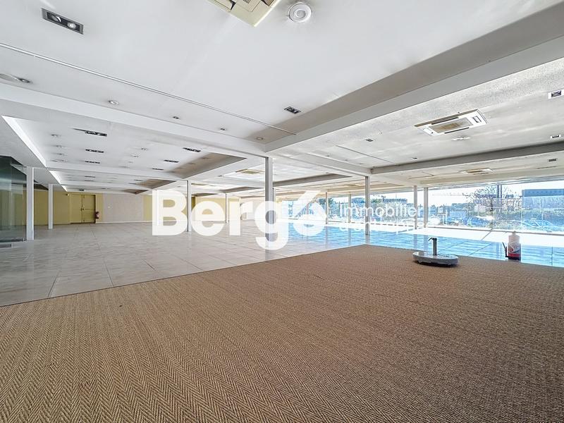 Local commercial - 1 900 m²