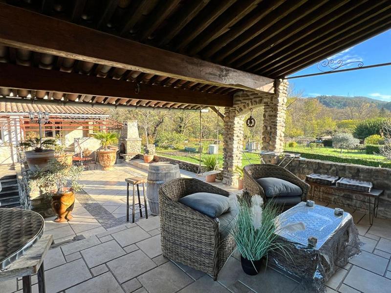 Propriété - 212 m² - 9 pièces