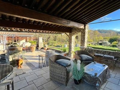 Propriété - 212 m² - 9 pièces