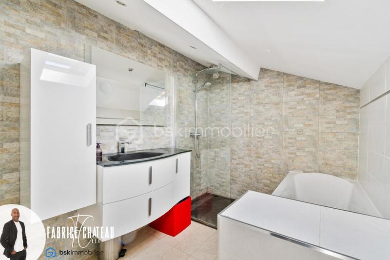 Maison - 212 m² - 8 pièces