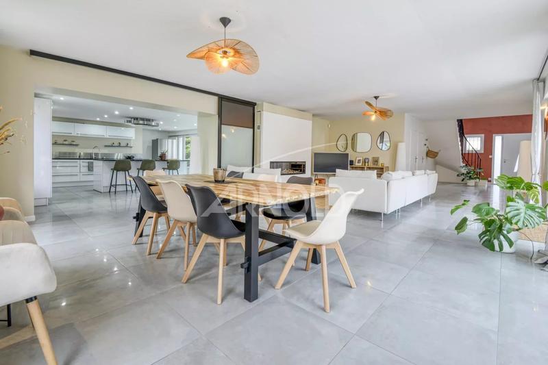 Maison - 249 m² - 6 pièces