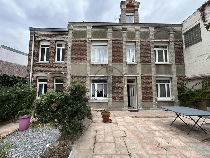 Maison - 280 m² - 9 pièces