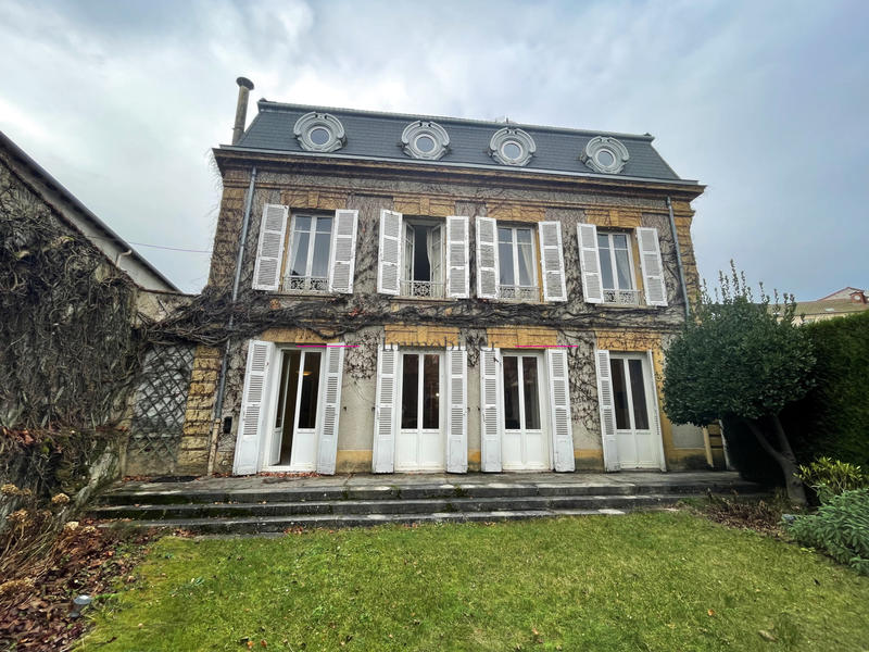 Propriété - 240 m² - 11 pièces