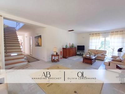 Maison - 311 m² - 8 pièces