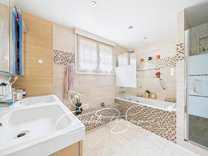 Maison - 210 m² - 8 pièces