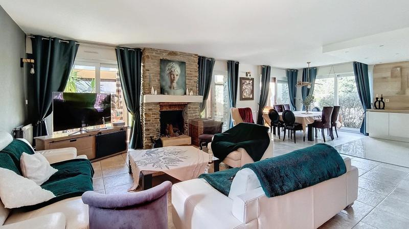 Maison - 306 m² - 12 pièces