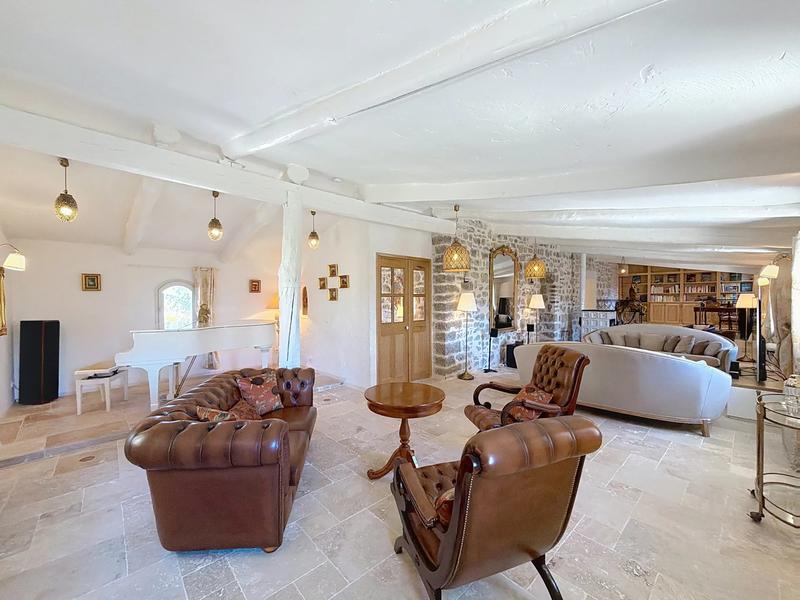 Maison - 397 m² - 8 pièces