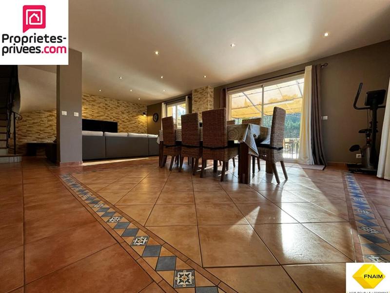 Maison - 230 m² - 10 pièces