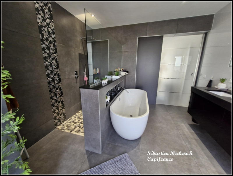 Maison - 240 m² - 8 pièces