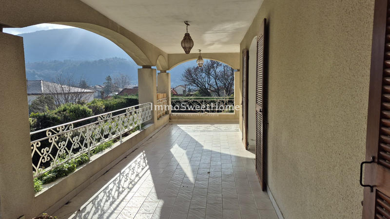 Villa - 242 m² - 9 pièces