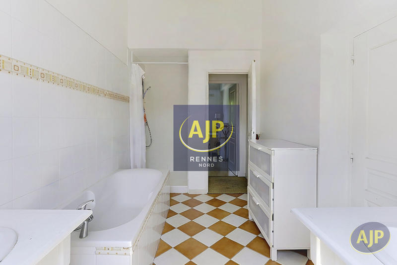 Maison - 220 m² - 10 pièces