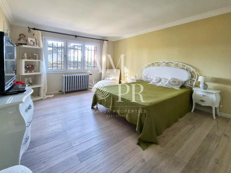 Villa - 300 m² - 7 pièces