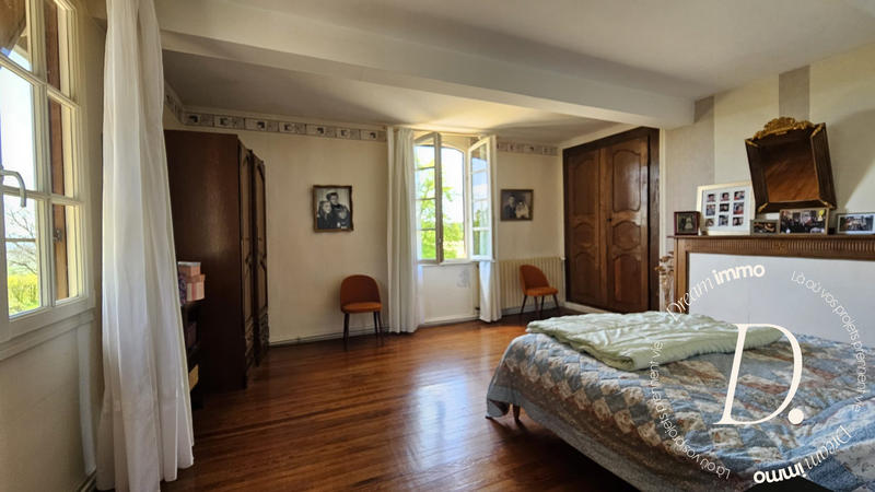 Maison - 280 m² - 11 pièces