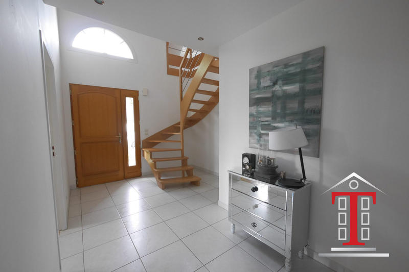 Maison - 202 m² - 8 pièces