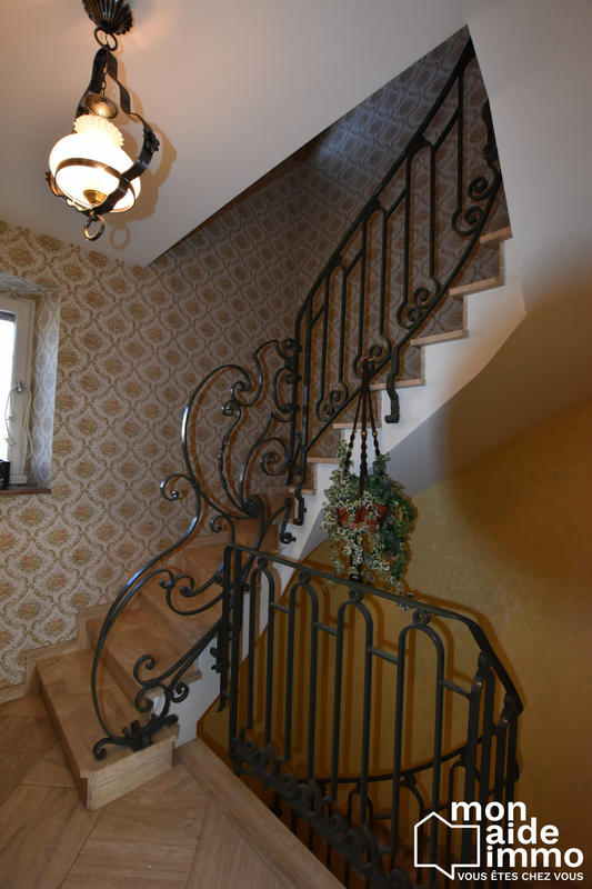 Maison traditionnelle - 240 m² - 9 pièces