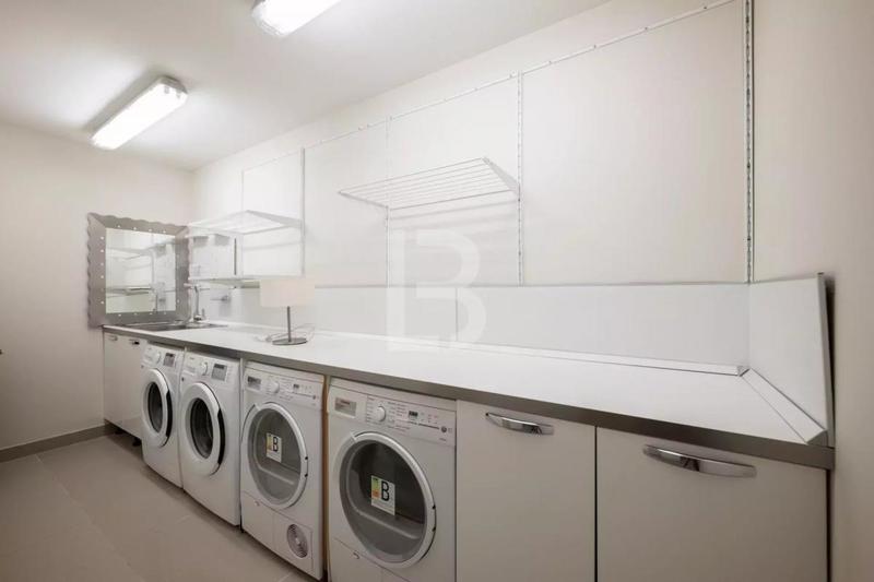 Villa - 587 m² - 8 pièces