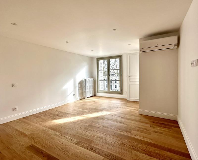 Maison - 330 m² - 10 pièces