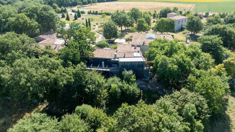 Maison - 1 000 m² - 22 pièces