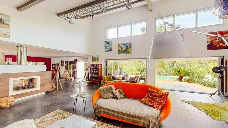 Propriété - 450 m² - 9 pièces