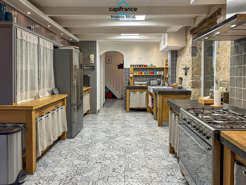 Propriété - 220 m² - 8 pièces