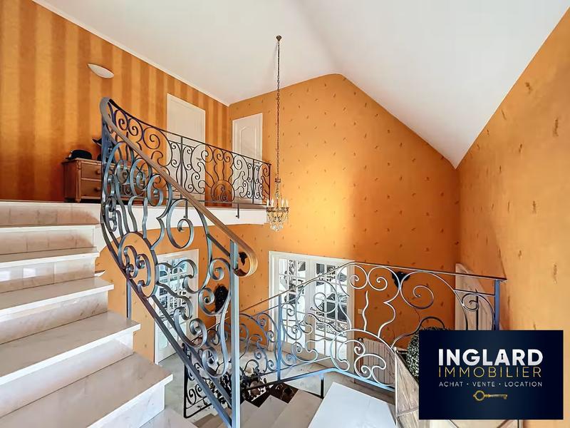 Maison - 243 m² - 10 pièces