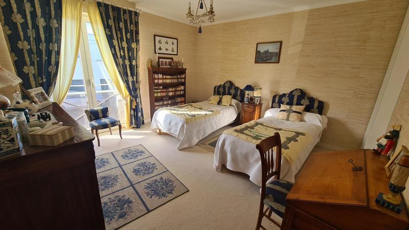 Maison - 220 m² - 7 pièces