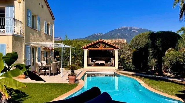 Villa - 217 m² - 8 pièces
