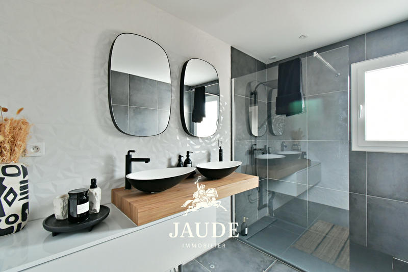 Maison - 236 m² - 9 pièces