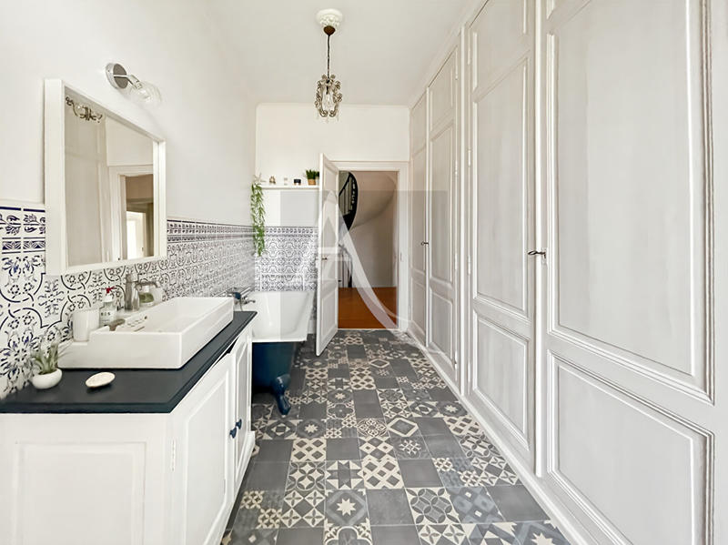 Maison - 437 m² - 11 pièces