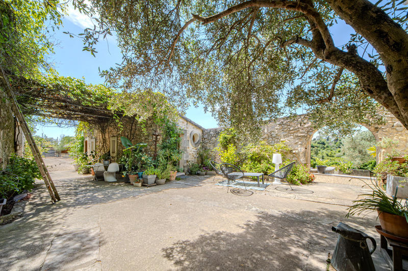 Maison - 300 m² - 10 pièces