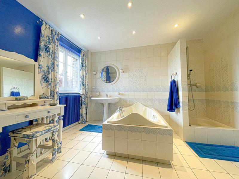 Maison en pierre - 295 m² - 8 pièces