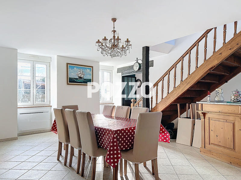 Maison - 225 m² - 10 pièces