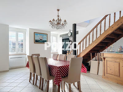 Maison - 225 m² - 10 pièces