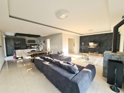 Maison - 180 m² - 9 pièces