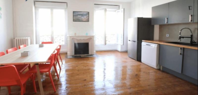 Chambre - 12 m² - 7 pièces