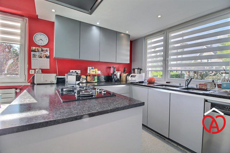 Maison - 216 m² - 8 pièces