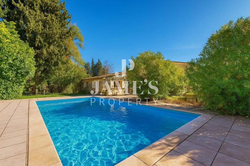 Maison - 250 m² - 8 pièces