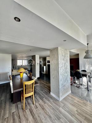 Maison traditionnelle - 260 m² - 10 pièces