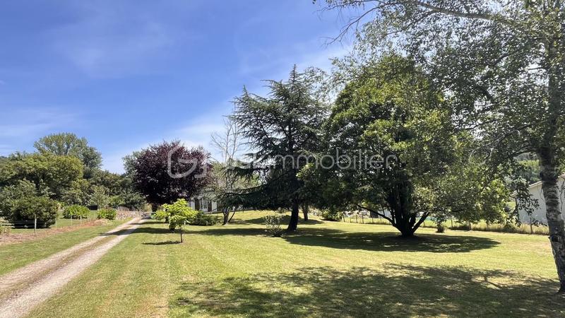 Maison traditionnelle - 198 m² - 7 pièces