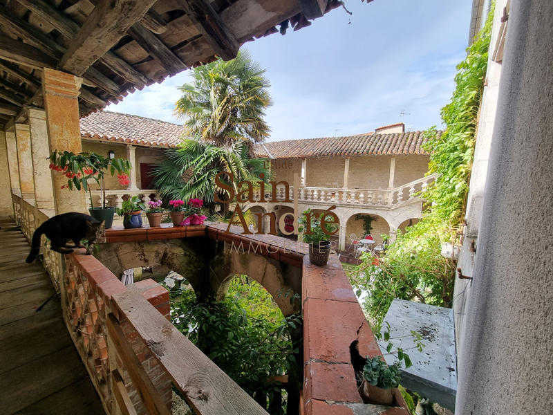 Maison - 427 m² - 13 pièces