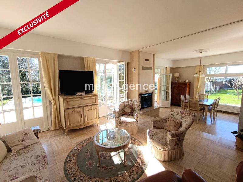 Maison traditionnelle - 212 m² - 8 pièces