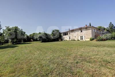 Propriété - 333 m² - 10 pièces