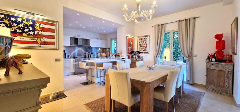 Maison traditionnelle - 241 m² - 6 pièces